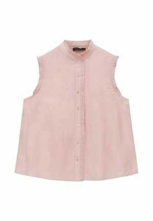 Ärmlös blus i ljusrosa tyg, med hög krage, framknäppning och texturerad volang längs knappslån.