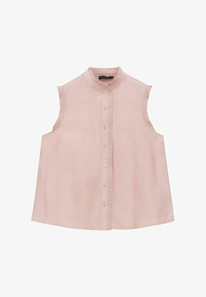 Ärmellose Bluse aus leichtem rosa Stoff, mit hohem Kragen, vorderer Knopfverschluss und strukturiertem Rüsche entlang der Vorderseite.