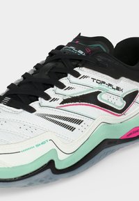 Λευκό, μαύρο και τυρκουάζ αθλητικό παπούτσι με μαύρα κορδόνια, με το λογότυπο "Top-Flex Ultimate", με ροζ και μέντα πράσινες λεπτομέρειες στη σόλα και το επάνω μέρος.