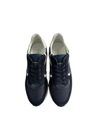 Sneakers blu navy con tomaia in tessuto testurizzato, dettagli bianchi, chiusura con lacci e soletta imbottita. Il design presenta una punta arrotondata.