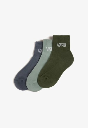 Tre paia di calzini in grigio scuro, verde chiaro e verde oliva. Ognuno ha una texture a coste e il logo "VANS" in bianco vicino all'orlo.