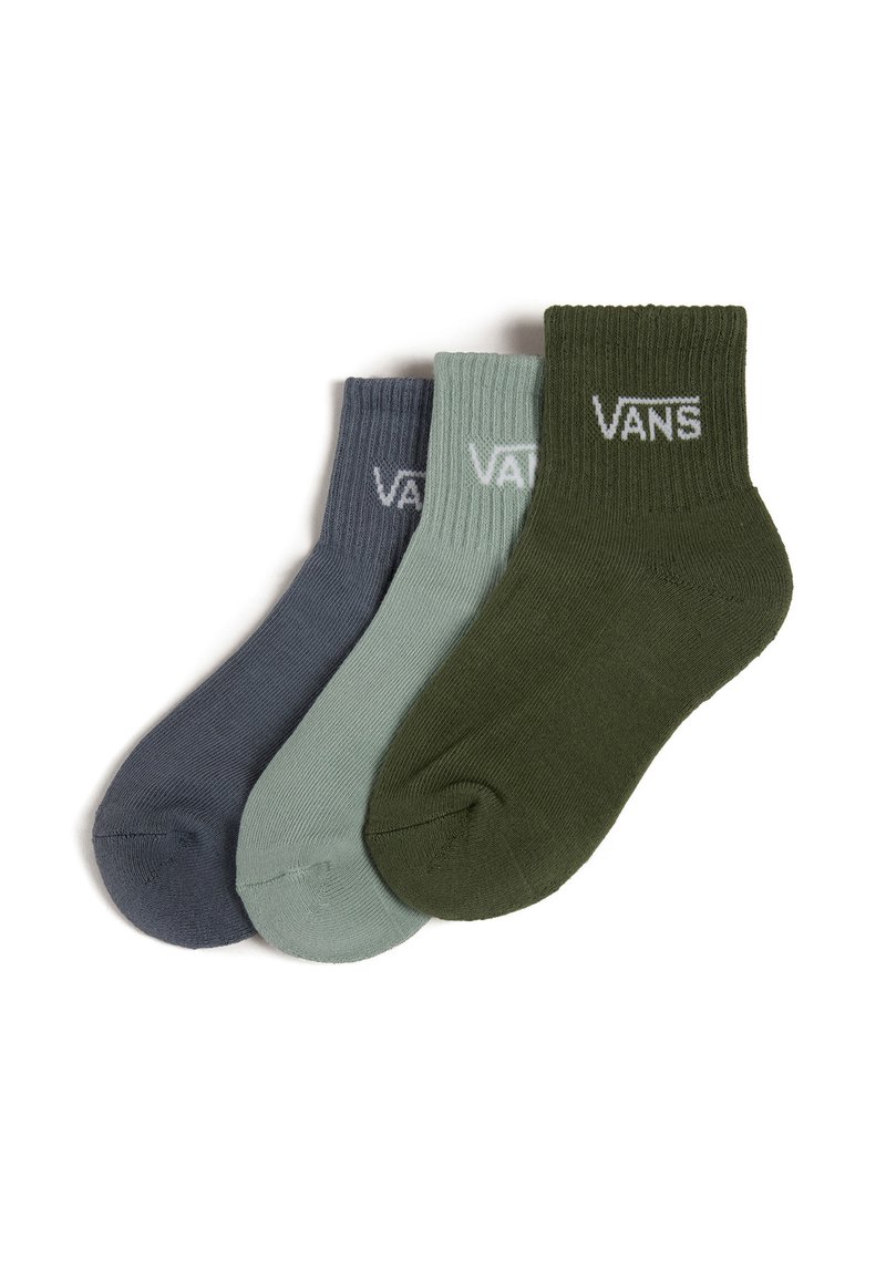 Tre par sokker i mørkegrå, lys grøn og olivengrøn. Hver har ribbet tekstur og "VANS" logo i hvid nær kanten.
