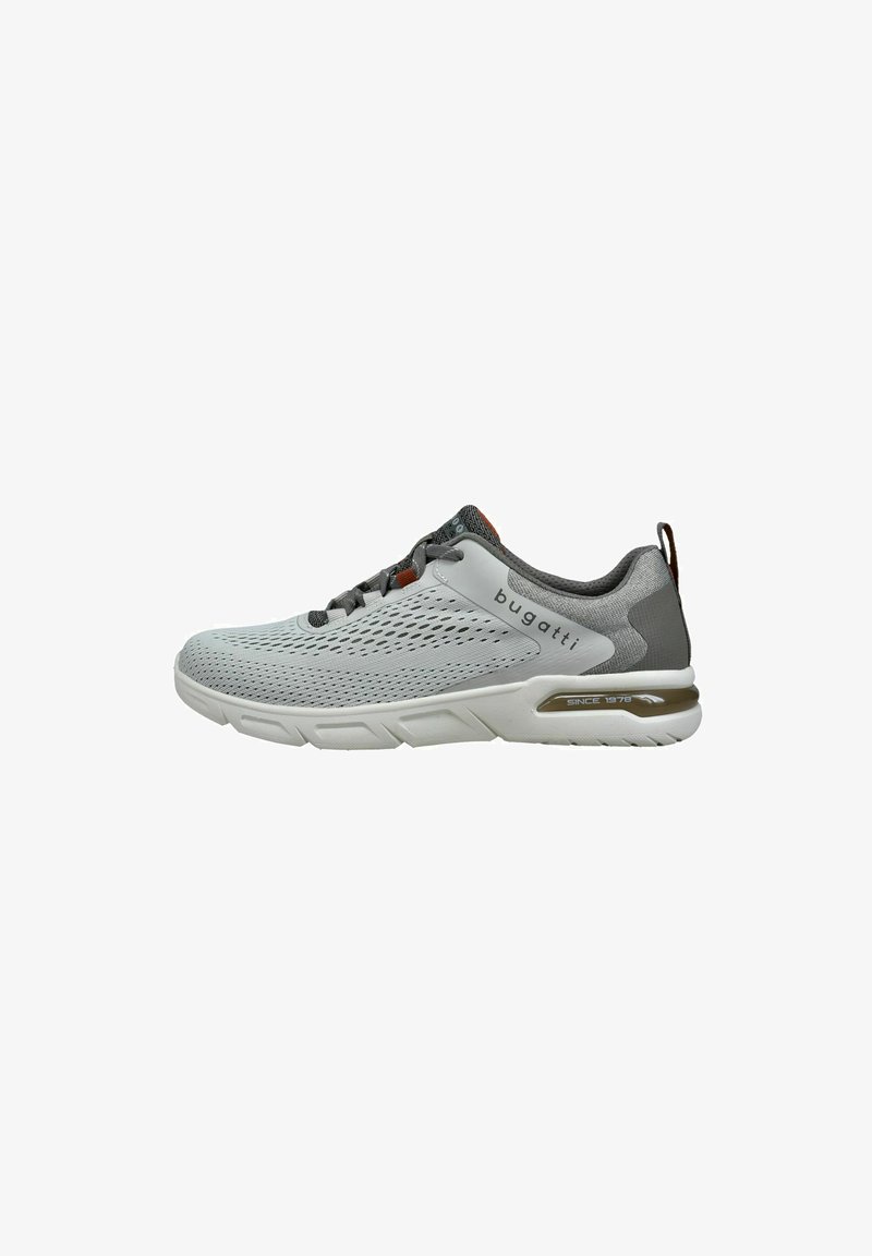 Chaussure de sport gris clair à lacets avec mesh respirant, logo "bugatti" sur le côté, semelle blanche amortie et languette de traction au talon.