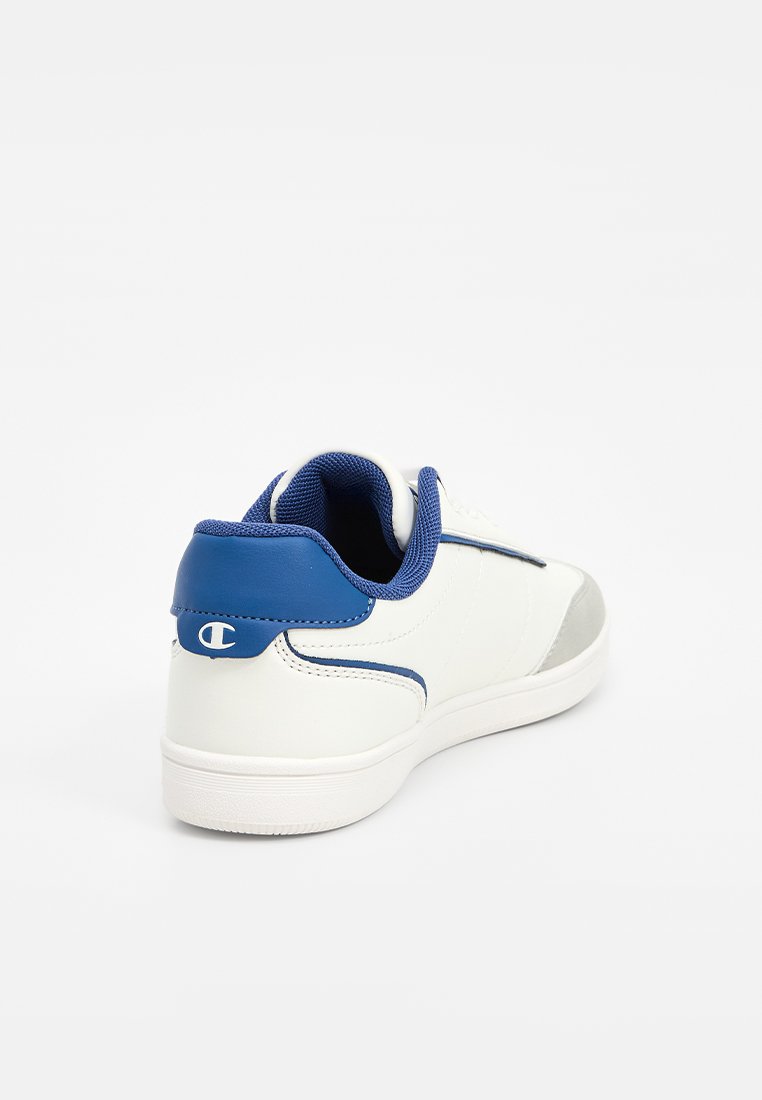 Sneaker bianca con dettagli blu e grigi, dotata di collare imbottito e tallone testurizzato. Materiale liscio con un logo sul tallone.