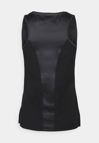 Schwarzes Tanktop mit einer glatten Satin-Frontplatte und geripptem Muster an den Seiten und am Rücken, mit einem runden Halsausschnitt und Seitenschlitzen.