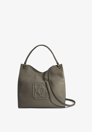 Grijze leren handtas met een zachte textuur, voorzien van een verzonken geometrisch logo aan de voorkant en dubbele draaggrepen.