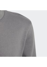 Suéter gris de punto con una textura suave, que presenta un cuello clásico y mangas cortas, mostrando un diseño minimalista sin patrones.
