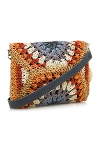 Borsa all'uncinetto in tonalità arancione, crema e blu. Forma rettangolare con una tracolla blu scuro e un motivo di tessitura aperta e testurizzato.
