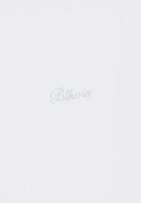 Weißer Stoff mit dem gestickten Text "Blkwis" in einem subtilen, hellen Faden. Die Textur wirkt glatt und gleichmäßig.