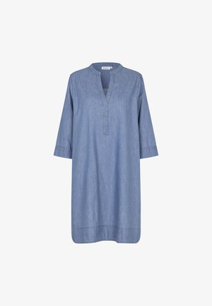 Světle modré denimové šaty s výstřihem do V, tříčtvrtečními rukávy a volným střihem. Mají rovný lem a minimální detaily šití.