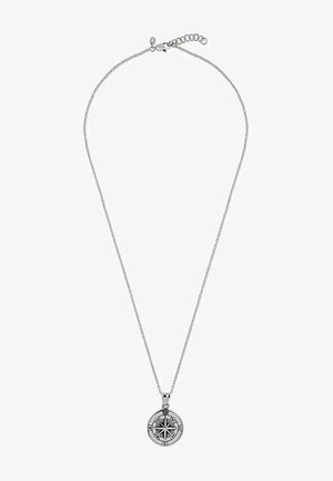 Sølv halskæde med en rund kompasvedhæng, der viser de fire verdenshjørner, hængende på en delikat kæde med en justerbar lås.