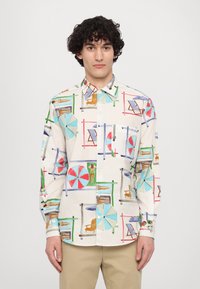 Nööpidega särk, millel on värvikas ja tihe rannateemaline muster koos vihmavarjude, lamamistoolide ja kujutistega kreemival taustal. Puuvillane kangas.