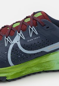 Nike Performance REACT PEGASUS TRAIL 4 - Laufschuh Trail - thunder blue/light armory blue/chlorophyll/vapor green/dark team red