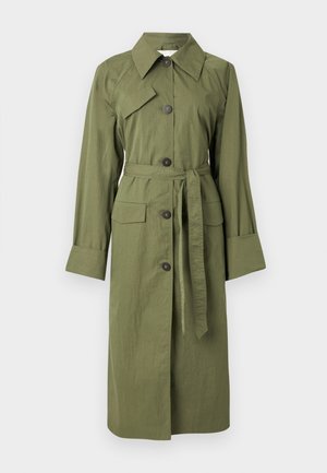 Μπεζ παλτό τύπου trench πράσινου ελιάς από υφασμάτινη υφή, με γιακά, κουμπιά στο μπροστινό μέρος και ζώνη μέσης με δύο μπροστινές τσέπες.