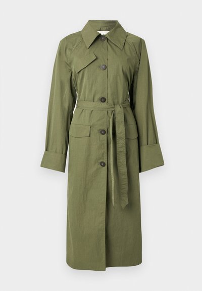 Μπεζ παλτό τύπου trench πράσινου ελιάς από υφασμάτινη υφή, με γιακά, κουμπιά στο μπροστινό μέρος και ζώνη μέσης με δύο μπροστινές τσέπες.