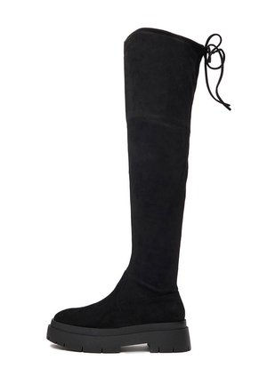 Botas negras de ante por encima de la rodilla con suela de goma gruesa, que presentan una forma ajustada y un detalle atado en la parte superior.