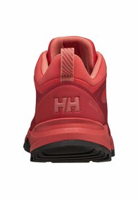 Zapatilla deportiva roja con un upper de malla texturizada, cuello acolchado y suela de goma negra. Presenta un destacado logo "HH" en el talón.
