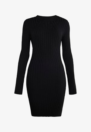 Juoda ribota megztinė su ilgomis rankovėmis, apvaliu kaklu ir prigludusia siluetu, su vertikaliomis linijomis ir tekstūruotu paviršiumi.