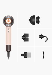 Asciugacapelli con manico rosa, beccuccio circolare nero e vari accessori neri tra cui un diffusore, beccuccio piatto e pettine.