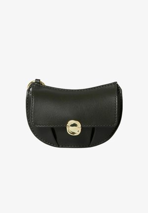 Bolso de cuero negro con diseño curvo, herrajes dorados y cierre de presión. Presenta detalles cosidos que aportan textura y estructura.