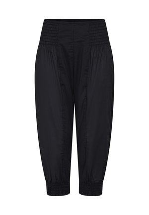 Crne hlače širokog kroja s širokim nabranim pojasom i nabrane manšete na gležnjevima, izrađene od laganog tkanja.