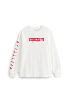 Witte lange mouw t-shirt met een rode grafische tekst "IK HEB MIJN VANS NODIG Gebouwd voor het Strand" op de voorkant en rode Vans-logo's langs de mouwen.