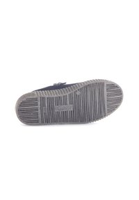 Suola di una scarpa scura con grip in gomma texturizzata e nome del marchio "Gabor" impressa al centro.