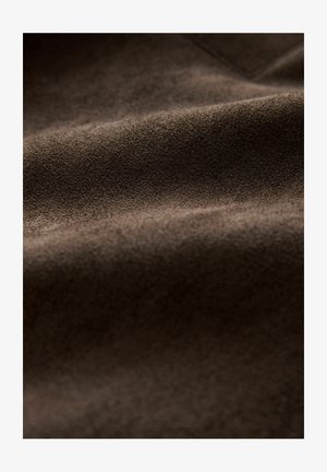 Hnědá semišová tkanina s jemnou texturou, zobrazující mírné záhyby a bohatou, jednotnou barvu, vhodná pro různé textilní aplikace.