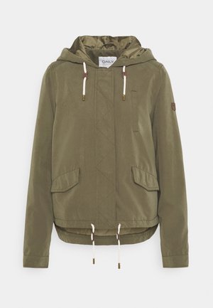 Chaqueta con capucha verde oliva de textura acolchada, con cordones ajustables, dos bolsillos laterales y un parche de logo en la manga.