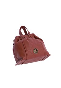 Bolso de cuero rojo con un diseño acolchado, que presenta un fruncido en la parte superior, dos asas y un detalle de logo dorado en el frente.