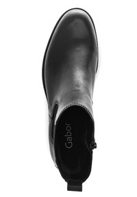 Černá kožená kotníková bota s hladkým povrchem, elastickými postranními panely a poutkem na patě. Vnitřek má značkovou podšívku.