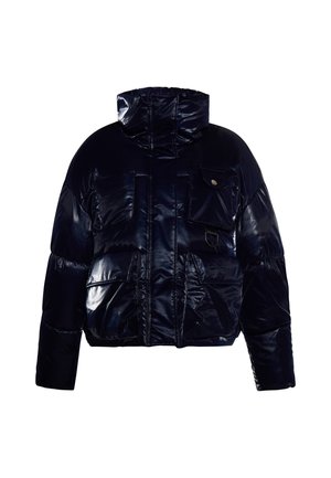 Tengerészkék puffertakaró fényes felülettel, magas gallérral és két elülső zsebbel. Jellemzője egy fedett zseb és a szűkített szegély a formázott megjelenés érdekében.