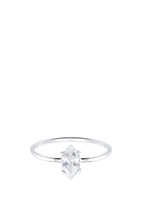 Anello d'argento con una pietra trasparente a taglio marquise incastonata in una montatura a quattro griffe, con una banda sottile e liscia contrassegnata con "925".