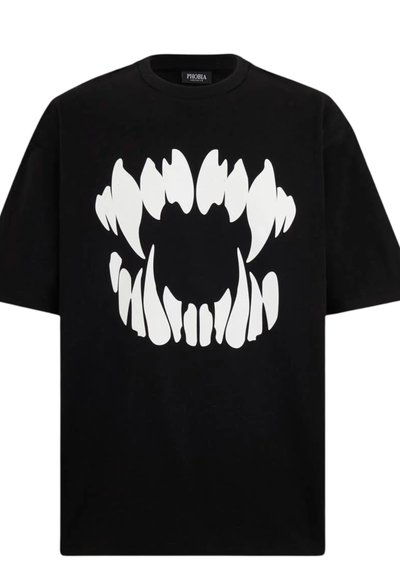 T-shirt di cotone nero con un'importante grafica bianca di denti affilati e frastagliati al centro. Collo a giro e maniche corte.