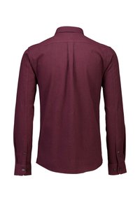 Bordeauxrode button-down shirt met lange mouwen, een klassieke kraag en een subtiele textuur. Heeft een achterpand en manchetten met twee knopen.