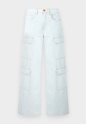 Hellblaue Cargo-Jeans mit weitem Bein, mehreren Klappentaschen, kontrastierenden Nähten, Knopfleiste vorne und Gürtelschlaufen.