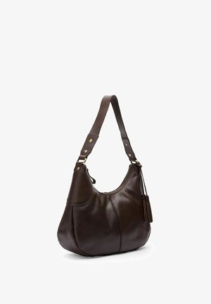 Sac à bandoulière en cuir marron foncé avec large sangle, ferrures dorées, fermeture éclair et pompons décoratifs sur fond blanc.