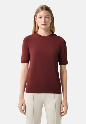Burgundy short-sleeve t-shirt with a round neckline and a smooth, soft texture. Fitted shape with rolled sleeves.