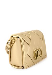Bolso de hombro de cuero sintético dorado con un diseño de quilt geométrico, acentos en hardware tono dorado y una correa desmontable.