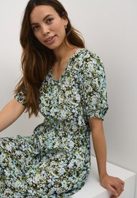 Kaffe KAISOLDE AMBER - Robe longue - blue green abstract flower