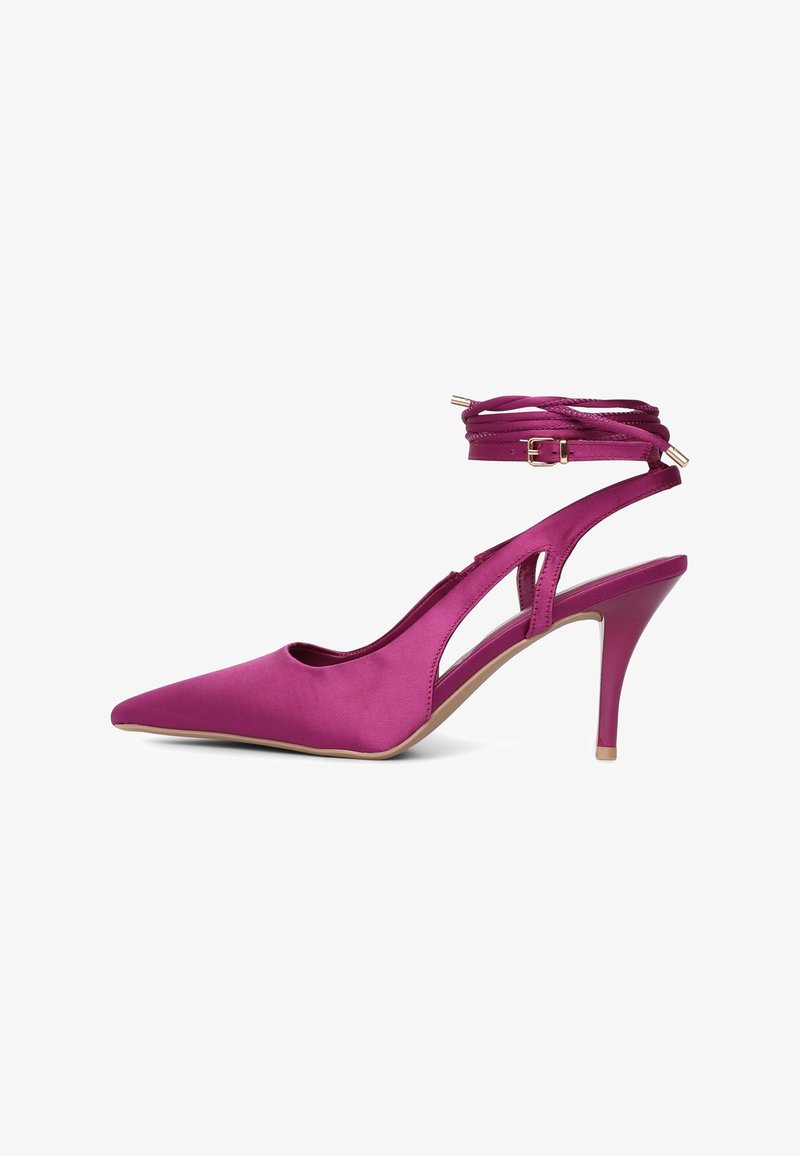 Décolleté slingback in satin fucsia con punta affilata, cinturino alla caviglia e dettaglio laterale a taglio. Presenta un tacco sottile e affusolato e una texture liscia.