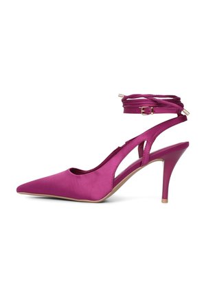 Escarpin slingback en satin fuchsia avec bout pointu, bride à la cheville et détail découpé sur le côté. Doté d'un talon fin et effilé ainsi que d'une texture lisse.