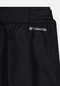 Črne Columbia kratke hlače z nabranim pasom, stranskimi šivi in belim logotipom na desni strani bokov. Gladka tekstura tkanine.
