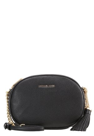 Sac bandoulière ovale en cuir noir avec bandoulière chaîne dorée, détail pompon et logo "Michael Kors" en lettres dorées sur le devant.