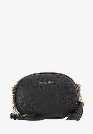 Czarna owalna skórzana torebka na ramię z złotym łańcuszkiem, detalem z frędzli i logo "Michael Kors" w złotych literach na przodzie.