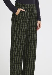 ICHI IHKATE - Nohavice - parrot green houndstooth