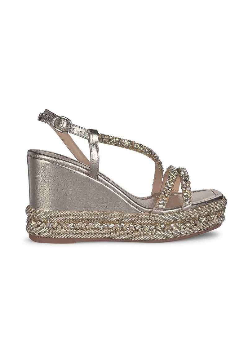 Sandali con zeppa e fasce in argento metallico, adornati con strass. Presentano una base intrecciata testurizzata e una finitura lucida. Chiusura a fibbia.
