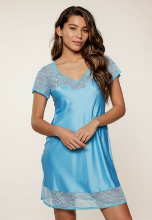 Camicia da notte blu in satin con dettagli in pizzo sulle maniche e sull'orlo. Presenta una scollatura a V e una consistenza morbida e liscia.