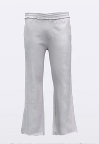 Svijetlosive trenirka hlače širokog kroja, s elastičnim pojasom i vidljivim šavovima, izrađene od mekog, teksturiranog tkanja.