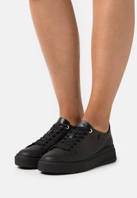 Tamaris Sportlicher Schnürer - black